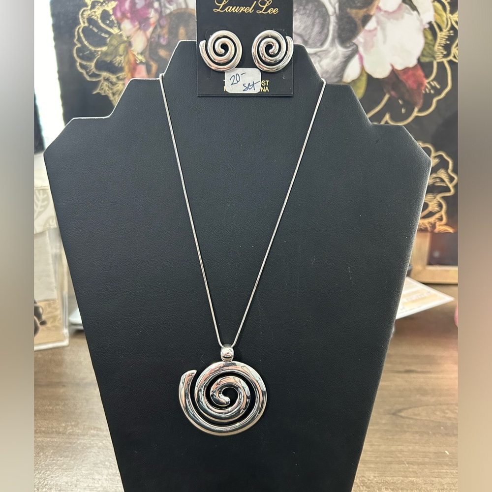 NWT necklace and earrings set